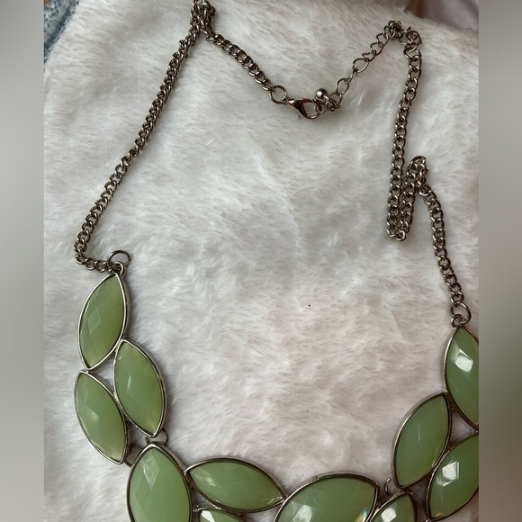 Pretty‎ in Green Bib Necklace - Picture 5 of 5